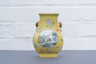 Un vase en porcelaine de Chine famille rose &agrave; fond jaune, 19/20&egrave;me