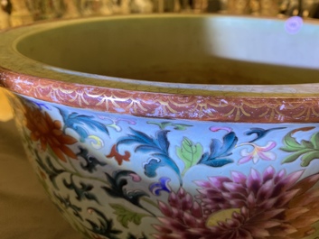 Une jardini&egrave;re exceptionelle en porcelaine de Chine famille rose &agrave; fond turquoise, Qianlong