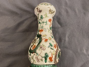 Un vase de forme double gourde en porcelaine de Chine famille verte sur socle en bois, 19/20&egrave;me