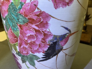 Trois vases en porcelaine de Chine famille rose &agrave; d&eacute;cor d'animaux parmi fleurs, 19/20&egrave;me