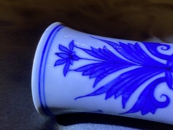 Un vase de forme bouteille en porcelaine de Chine en bleu et blanc, &eacute;poque Transition