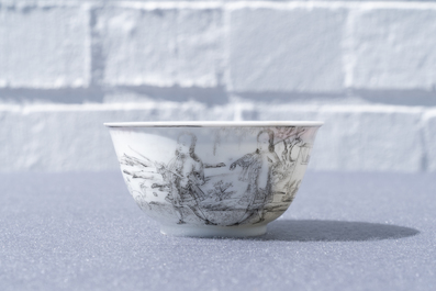 Une tasse et soucoupe en porcelaine de Chine grisaille &agrave; d&eacute;cor d'Europ&eacute;ens, Yongzheng