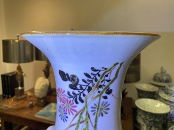 Trois vases en porcelaine de Chine famille rose &agrave; d&eacute;cor d'animaux parmi fleurs, 19/20&egrave;me