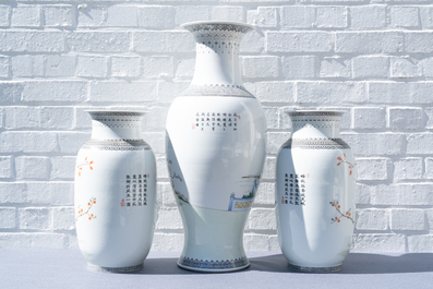 Trois vases en porcelaine de Chine famille rose, R&eacute;publique