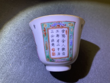 Une paire de tasses et soucoupes en porcelaine de Chine famille rose, 19&egrave;me