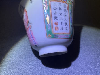 Une paire de tasses et soucoupes en porcelaine de Chine famille rose, 19&egrave;me