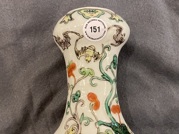 Un vase de forme double gourde en porcelaine de Chine famille verte sur socle en bois, 19/20&egrave;me