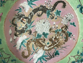 Een grote Chinese famille rose kan en bassin met draken, 19e eeuw