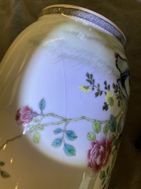 Trois vases en porcelaine de Chine famille rose, R&eacute;publique