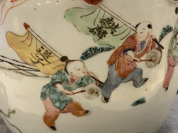 Trois grandes th&eacute;i&egrave;res en porcelaine de Chine famille rose et deux en bleu et blanc, 19/20&egrave;me