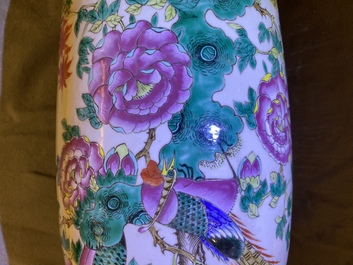 Trois vases en porcelaine de Chine famille rose, 19&egrave;me