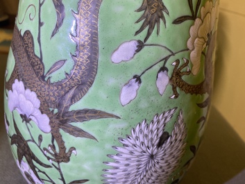 Une grande verseuse et son bassin en porcelaine de Chine famille rose &agrave; d&eacute;cor de dragons, 19&egrave;me