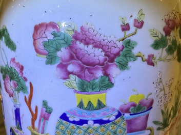 Trois vases en porcelaine de Chine famille rose, 19&egrave;me