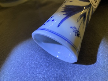 Un vase de forme bouteille en porcelaine de Chine en bleu et blanc, &eacute;poque Transition