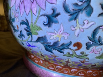 Une jardini&egrave;re exceptionelle en porcelaine de Chine famille rose &agrave; fond turquoise, Qianlong