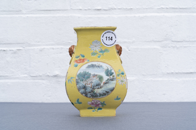 Un vase en porcelaine de Chine famille rose &agrave; fond jaune, 19/20&egrave;me