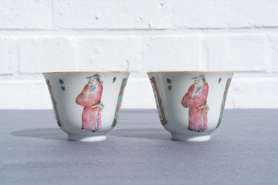 Une paire de tasses et soucoupes en porcelaine de Chine famille rose, 19&egrave;me