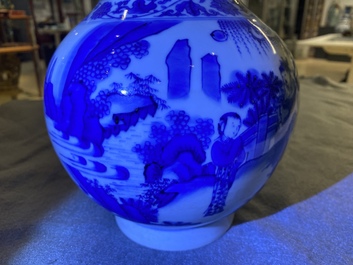 Un vase de forme bouteille en porcelaine de Chine en bleu et blanc, &eacute;poque Transition