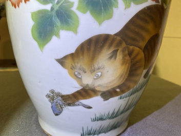 Trois vases en porcelaine de Chine famille rose &agrave; d&eacute;cor d'animaux parmi fleurs, 19/20&egrave;me