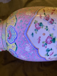 Deux vases en porcelaine de Chine famille rose pour le march&eacute; Straits ou Peranakan, 19&egrave;me