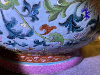 Une jardini&egrave;re exceptionelle en porcelaine de Chine famille rose &agrave; fond turquoise, Qianlong