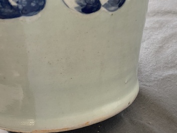 Un vase en porcelaine de Chine famille rose et un en bleu et blanc sur fond c&eacute;ladon, 19&egrave;me