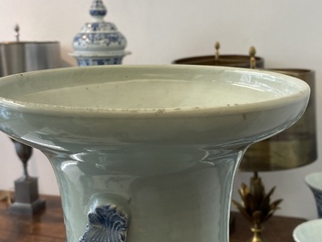 Un vase en porcelaine de Chine famille rose et un en bleu et blanc sur fond c&eacute;ladon, 19&egrave;me