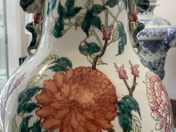 Une paire de vases en porcelaine de Chine famille rose &agrave; d&eacute;cor d'oiseaux parmi branches fleuries, 19&egrave;me