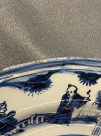 Trois vases et un plat en porcelaine de Chine en bleu et blanc, &eacute;poque Transition et Kangxi