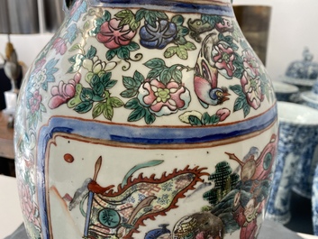 Un vase en porcelaine de Chine famille rose et un en bleu et blanc sur fond c&eacute;ladon, 19&egrave;me