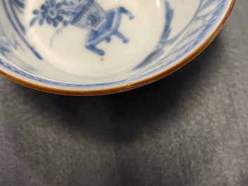 Huit tasses et soucoupes en porcelaine de Chine en bleu et blanc, Kangxi/Qianlong