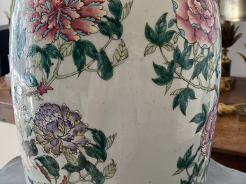 Une paire de vases en porcelaine de Chine famille rose &agrave; d&eacute;cor d'oiseaux parmi branches fleuries, 19&egrave;me