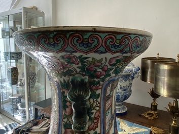 Un vase en porcelaine de Chine famille rose et un en bleu et blanc sur fond c&eacute;ladon, 19&egrave;me