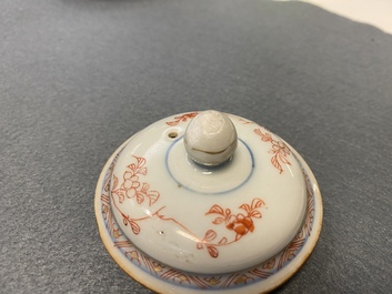 Twee Chinese blauw-witte en twee Imari-stijl theepotten met deksels, Kangxi/Qianlong