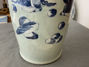 Un vase en porcelaine de Chine famille rose et un en bleu et blanc sur fond c&eacute;ladon, 19&egrave;me