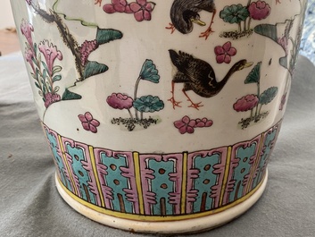 Une paire de vases en porcelaine de Chine famille rose &agrave; d&eacute;cor d'oiseaux parmi branches fleuries, 19&egrave;me