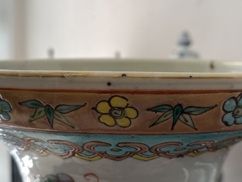 Une paire de vases en porcelaine de Chine famille rose &agrave; d&eacute;cor d'oiseaux parmi branches fleuries, 19&egrave;me