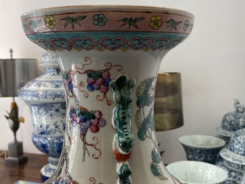 Une paire de vases en porcelaine de Chine famille rose &agrave; d&eacute;cor d'oiseaux parmi branches fleuries, 19&egrave;me