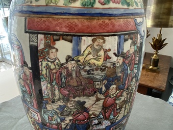 Un vase en porcelaine de Chine famille rose et un en bleu et blanc sur fond c&eacute;ladon, 19&egrave;me