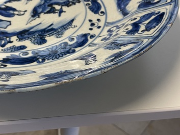 Trois vases et un plat en porcelaine de Chine en bleu et blanc, &eacute;poque Transition et Kangxi