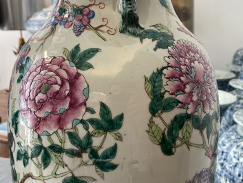 Une paire de vases en porcelaine de Chine famille rose &agrave; d&eacute;cor d'oiseaux parmi branches fleuries, 19&egrave;me