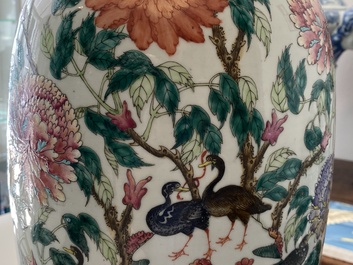 Une paire de vases en porcelaine de Chine famille rose &agrave; d&eacute;cor d'oiseaux parmi branches fleuries, 19&egrave;me