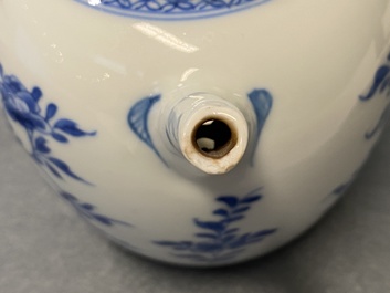 Deux th&eacute;i&egrave;res couvertes en porcelaine de Chine en bleu et blanc et deux de style Imari, Kangxi