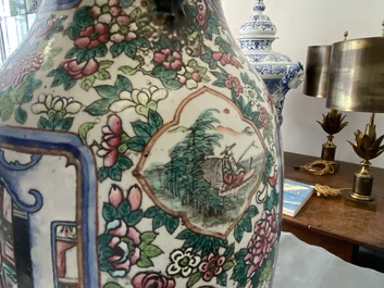 Un vase en porcelaine de Chine famille rose et un en bleu et blanc sur fond c&eacute;ladon, 19&egrave;me