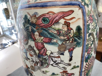 Un vase en porcelaine de Chine famille rose et un en bleu et blanc sur fond c&eacute;ladon, 19&egrave;me