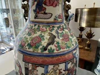 Un vase en porcelaine de Chine famille rose et un en bleu et blanc sur fond c&eacute;ladon, 19&egrave;me