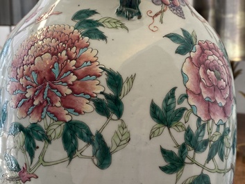 Une paire de vases en porcelaine de Chine famille rose &agrave; d&eacute;cor d'oiseaux parmi branches fleuries, 19&egrave;me