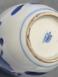 Une bo&icirc;te &agrave; th&eacute; en porcelaine de Chine en bleu et blanc &agrave; couvercle en argent, Kangxi