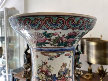 Un vase en porcelaine de Chine famille rose et un en bleu et blanc sur fond c&eacute;ladon, 19&egrave;me