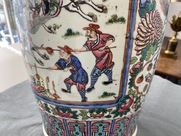 Un vase en porcelaine de Chine famille rose et un en bleu et blanc sur fond c&eacute;ladon, 19&egrave;me